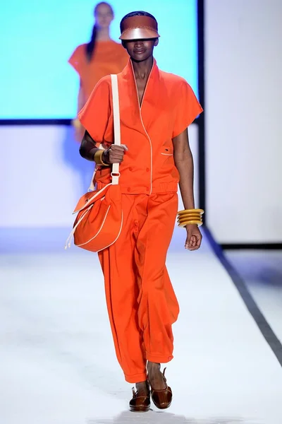 Look 16